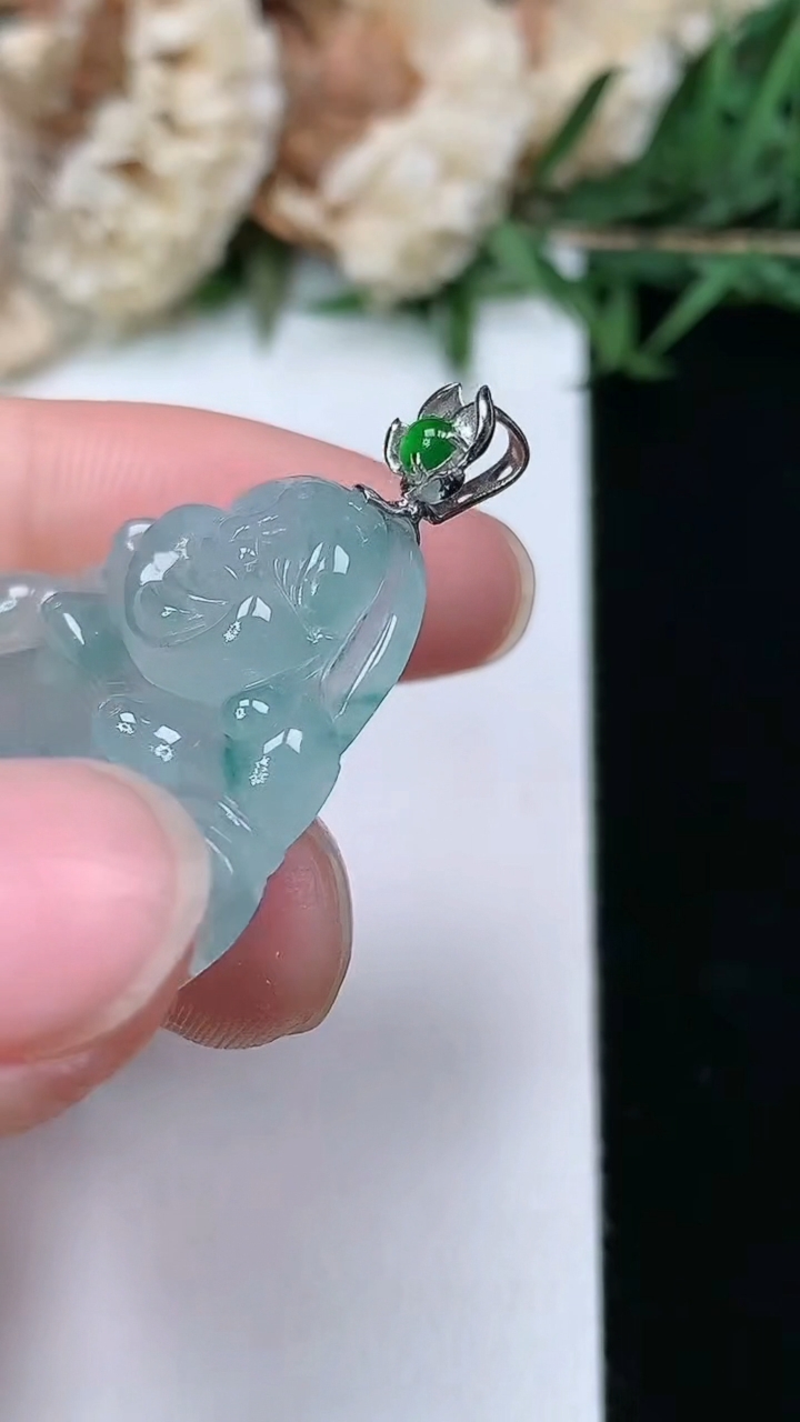 天然A货翡翠飘花佛公吊坠，尺寸25.9-28.3-6，重量:7.04g
3月28日