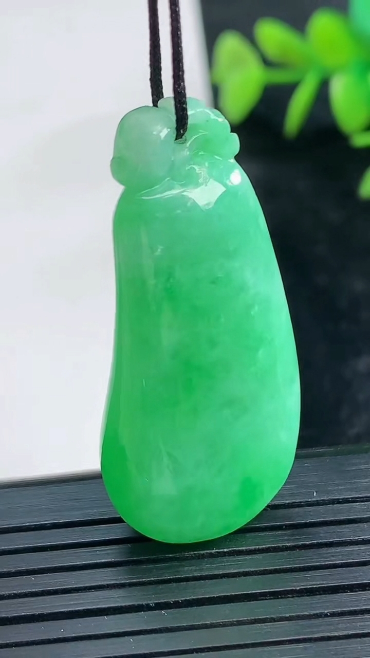 天然A货翡翠福瓜吊坠尺寸39.8-17.5-12.4重量:14.61g
3月28日