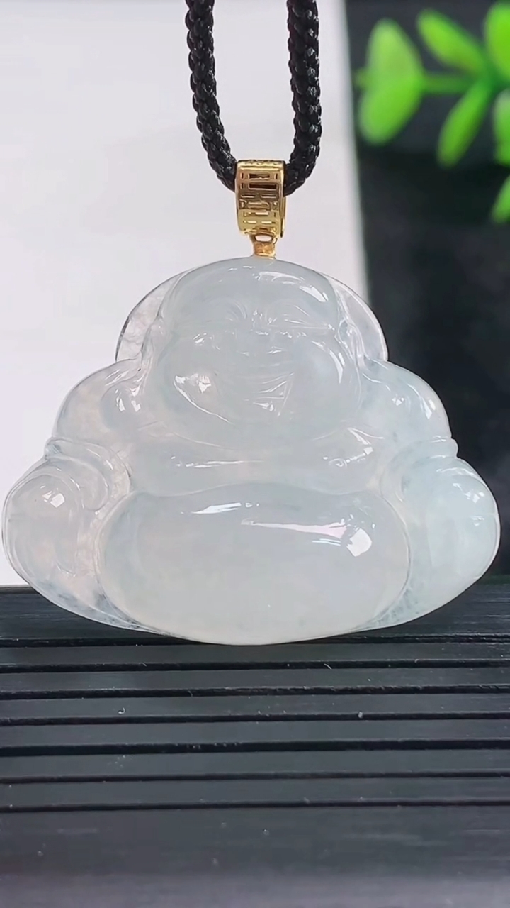 天然A货翡翠种白冰佛公吊坠尺寸26.4-34.2-7.4重量:9.72g
3月28日