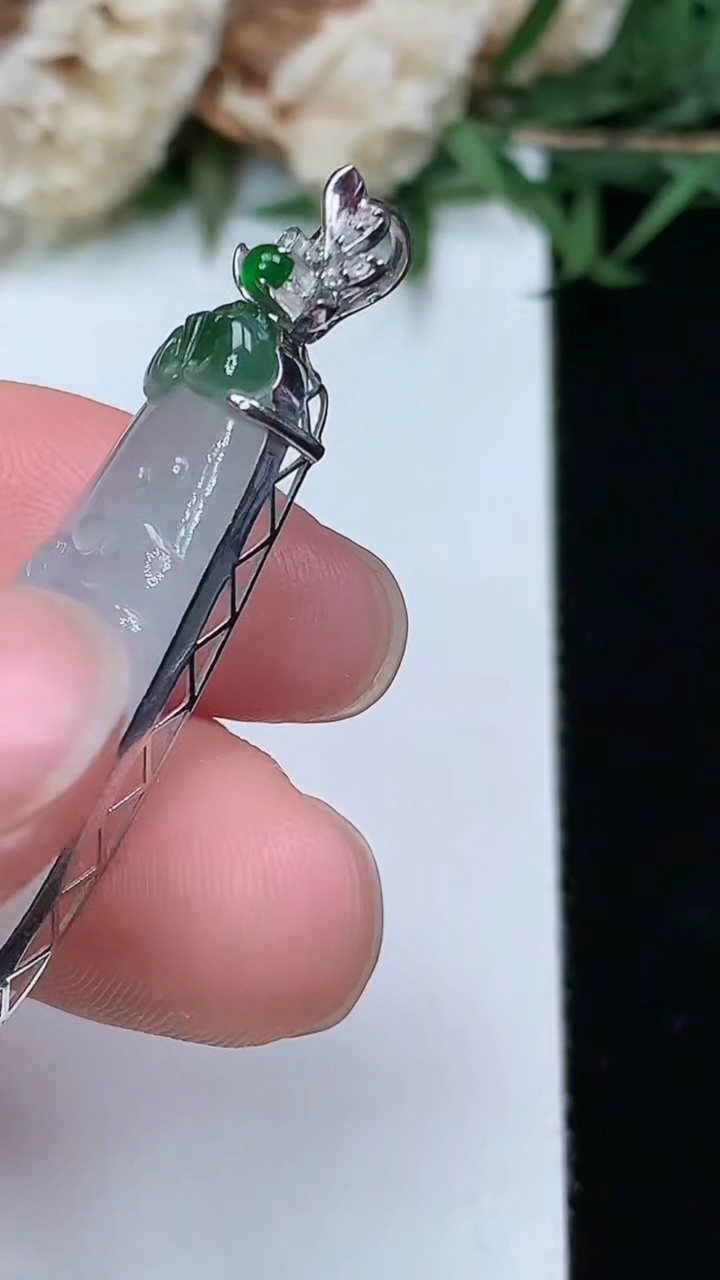 天然A货翡翠年年有余吊坠，尺寸33.5-11.6-6.6，重量:4.89g
3月28日