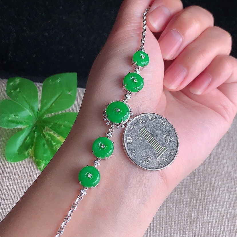 天然A货翡翠18K金伴钻镶嵌阳绿平安扣手链 
尺寸9.5-6.5mm 重量7.06g 0326