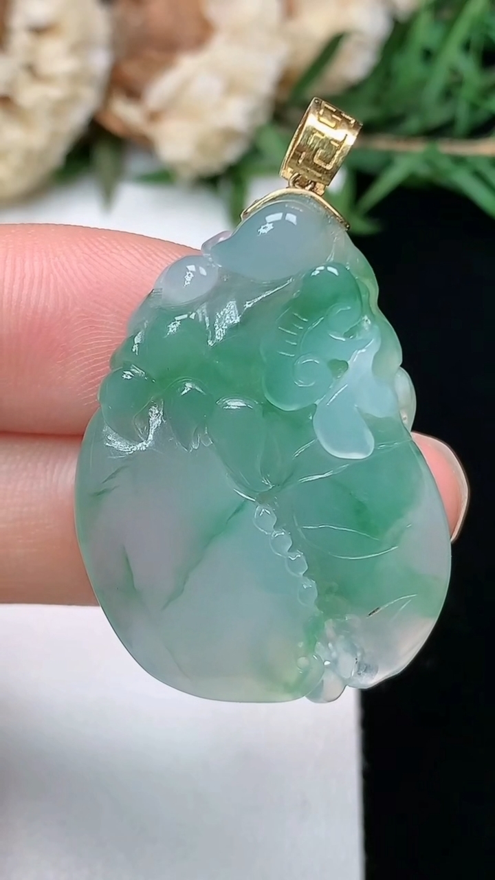 天然A货翡翠蟹钳吊坠，尺寸31.5-22.4-6.9，重量:7.80g
3月28日