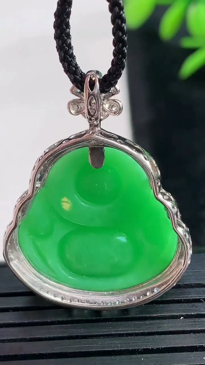 天然A货翡翠佛公吊坠尺寸31.5-25.2-10.2裸石20.8-22重量:6.23g
3月28日