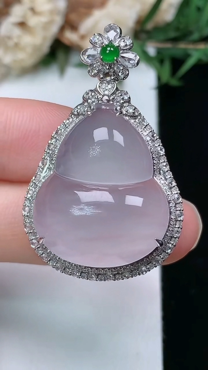 天然A货翡翠白冰葫芦吊坠，尺寸38.3-23.8-12.9，裸石23.4-19.4，重量:8.42g
3月28日