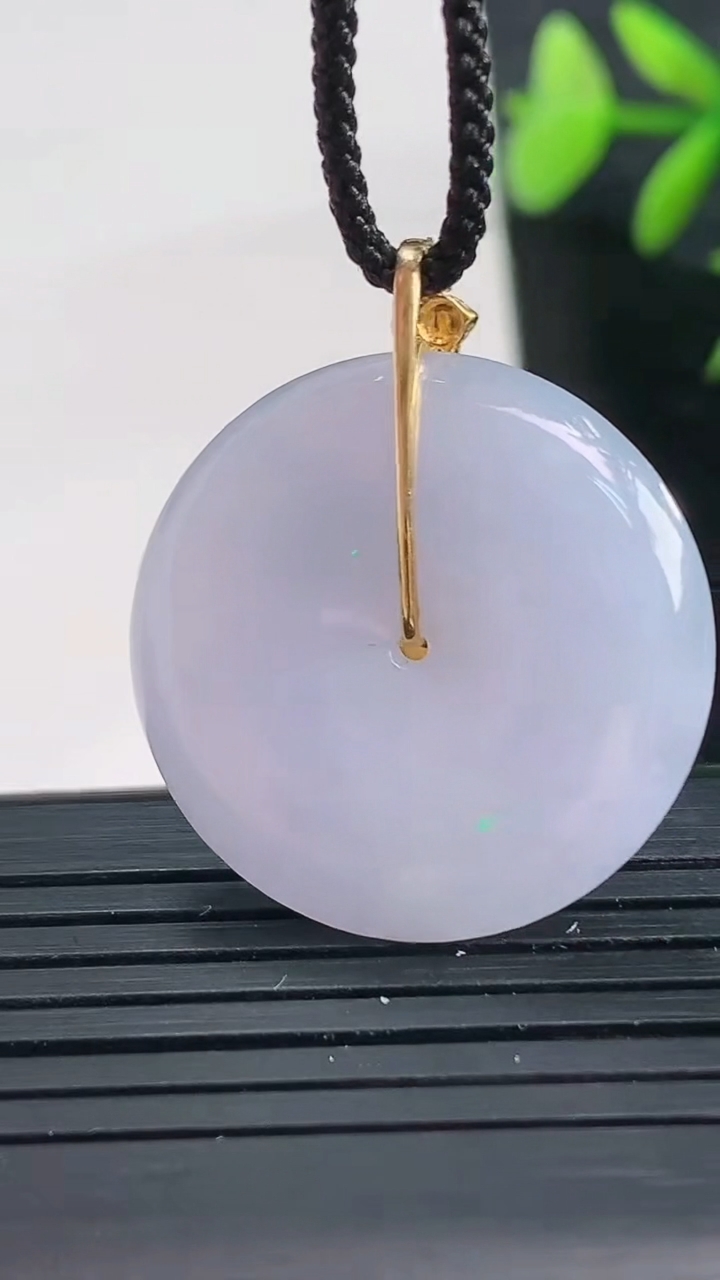 天然A货翡翠18K金紫罗兰平安扣吊坠尺寸25.6-5.4重量:8.16g
3月28日