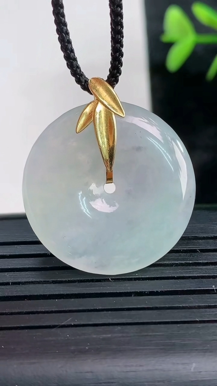 天然A货翡翠平安扣吊坠尺寸26.6-4.5重量:7.20g
3月28日