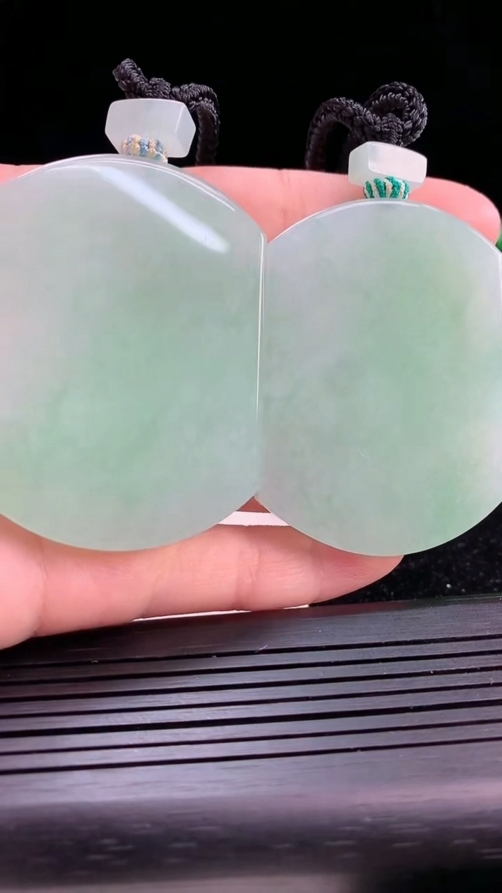 天然A货翡翠无事牌吊坠一对尺寸53.8-40.3-5.7重量:43.03g
3月28日