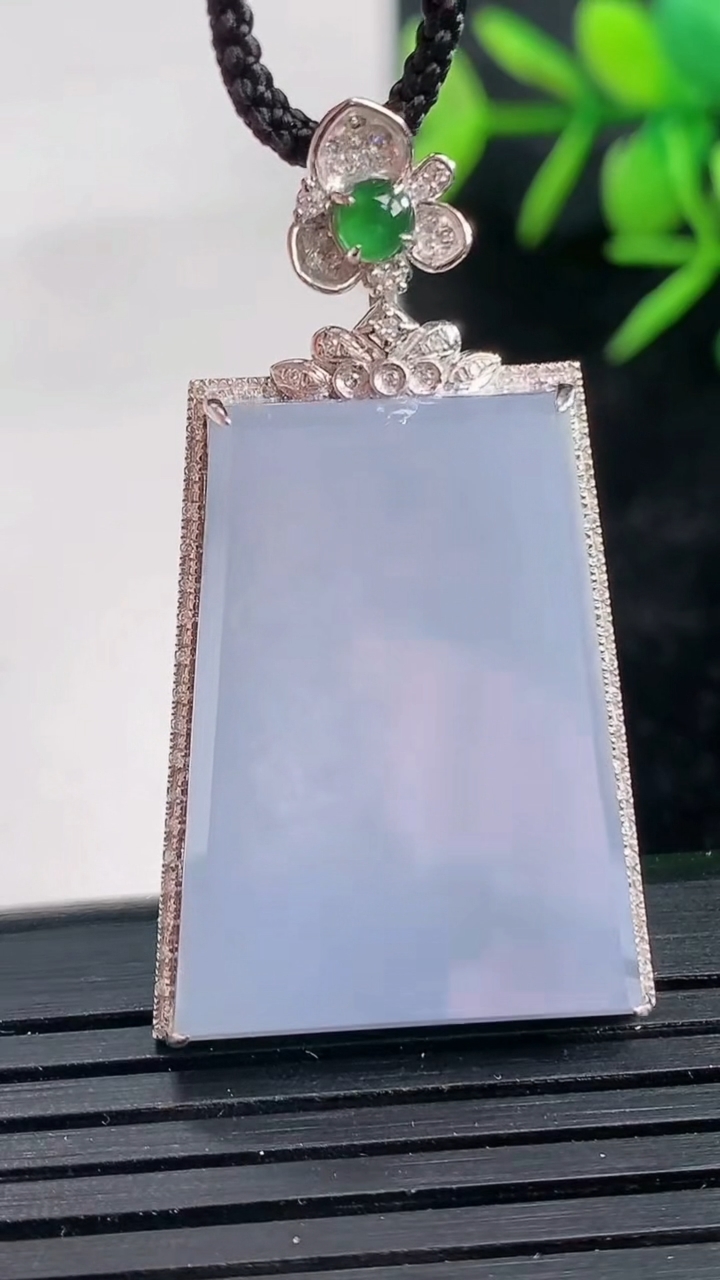 天然A货翡翠18K金紫罗兰无事牌吊坠尺寸40.9-23.1-6裸石28.1-20.8重量:6.65g
3月28日