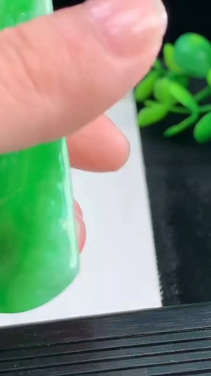 天然A货翡翠鸟语花香 花鸟吊坠尺寸55.3-37-4.6重量:21.30g
3月28日