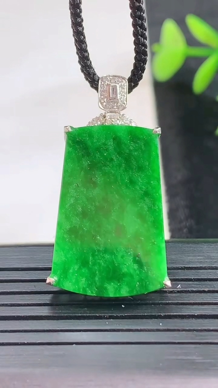 天然A货翡翠无事牌吊坠尺寸33.3-18.3-5.3重量:4.49g
3月28日