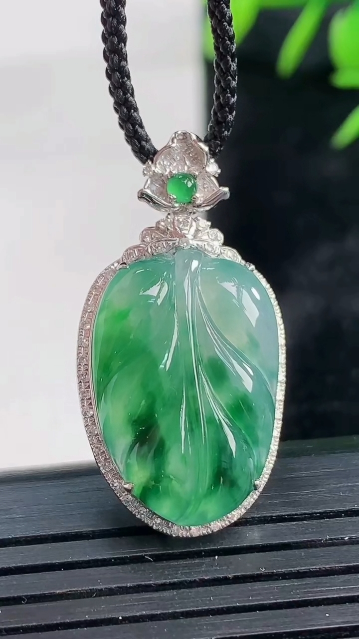 天然A货翡翠种飘花金枝玉叶 叶子吊坠尺寸30.4-16-6.6重量:4.06g
3月28日