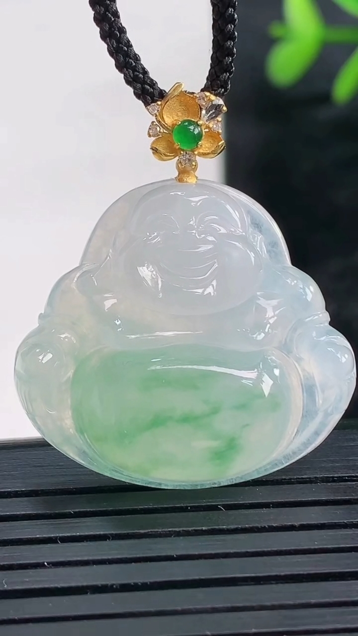 天然A货翡翠佛公吊坠尺寸26-29-5.5重量:6.48g
3月28日