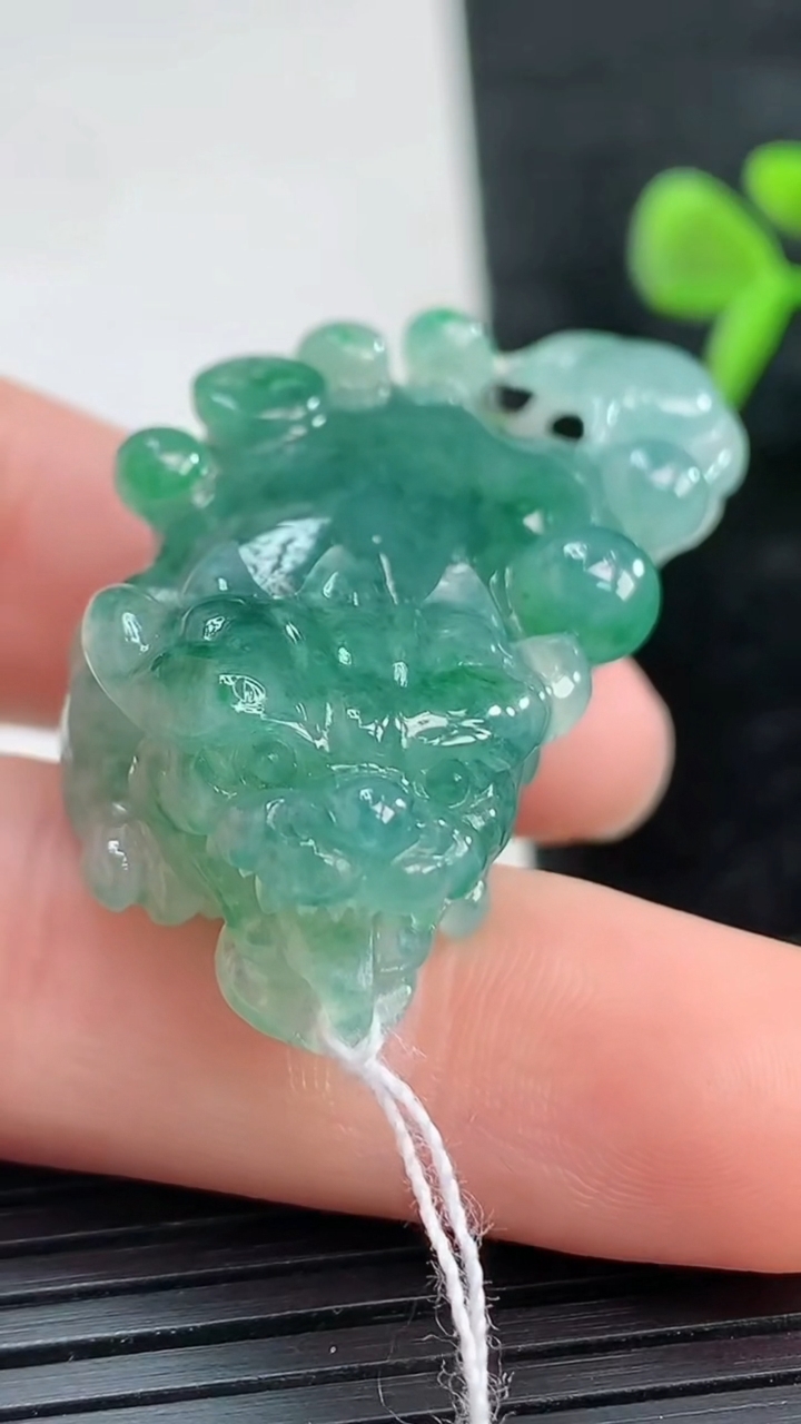 天然A货翡翠貔貅吊坠尺寸43.2-20.2-12.3重量:20.57g
3月28日