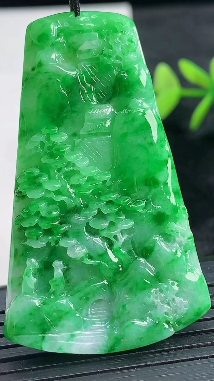 天然A货翡翠山水牌吊坠尺寸53.2-32.7-5.6重量:18.26g
3月28日