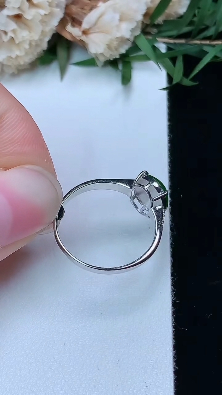 天然A货翡翠蛋面戒指，尺寸16.7-8.3-7.8，重量:1.66g2026年3月28日
工厂直销收藏佳品,种好水足，色泽均匀，有种有色，上手高大气！