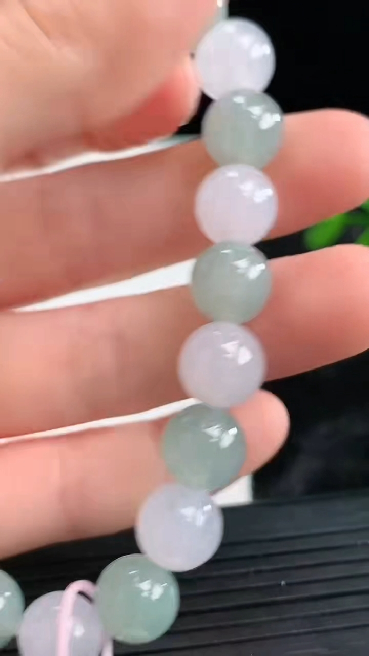 天然A货翡翠圆珠手串尺寸9.2-2.颗重量:28.51g3月28日
工厂直销收藏佳品,种好水足，色泽均匀，有种有色，上手高大气！