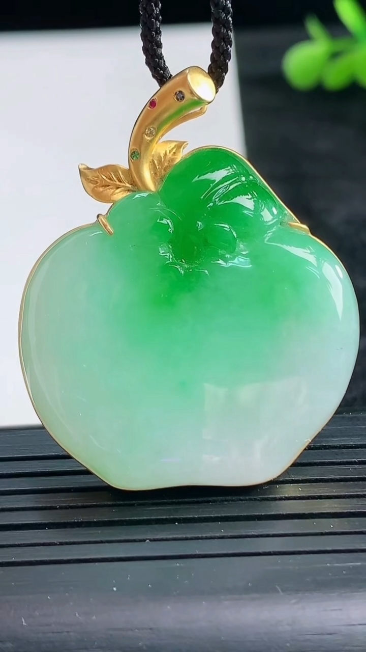 天然A货翡翠苹果吊坠尺寸42.6-35.4-35.7-7.2重量:22.26g
3月28日