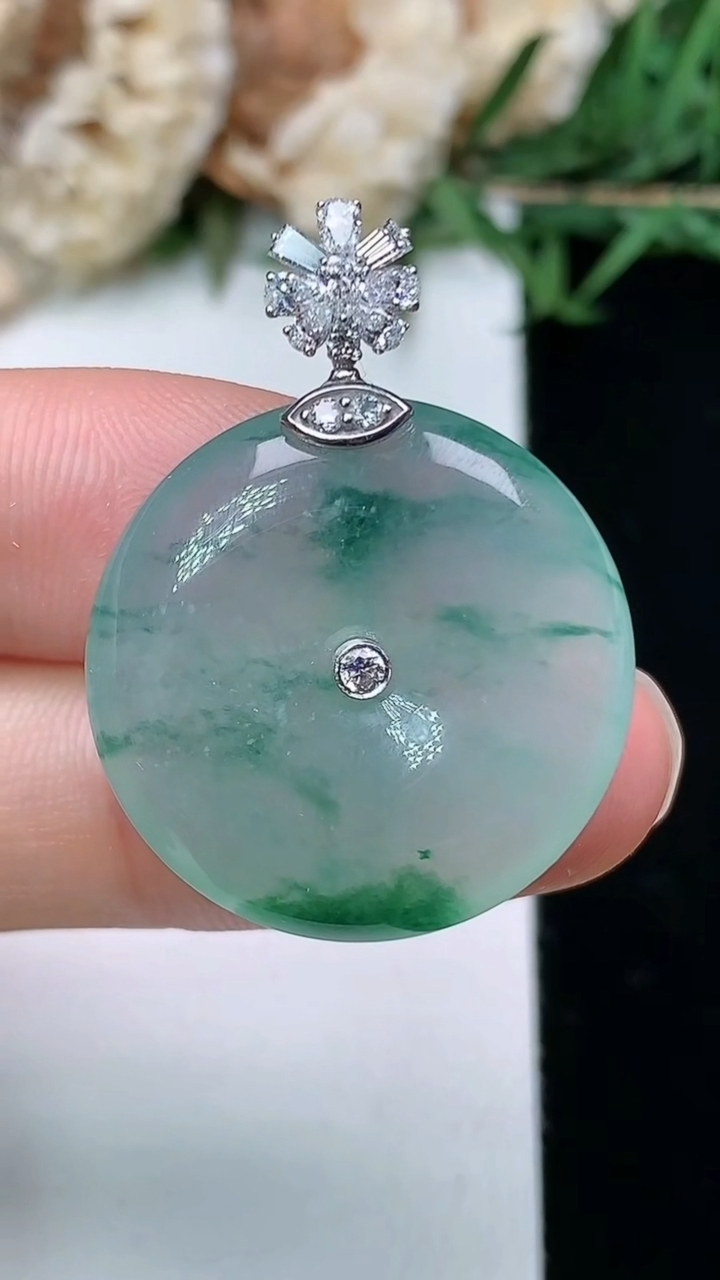 天然A货翡翠飘花平安扣吊坠，尺寸23.4-5.4，重量:6.32g
3月28日