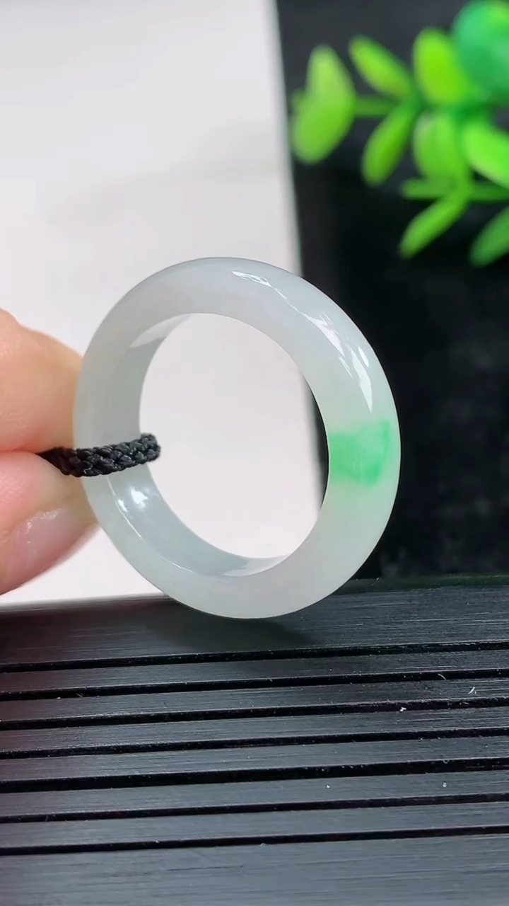 天然A货翡翠指环戒指尺寸19.4-5.6-3.7重量:4.37g2026年3月28日
工厂直销收藏佳