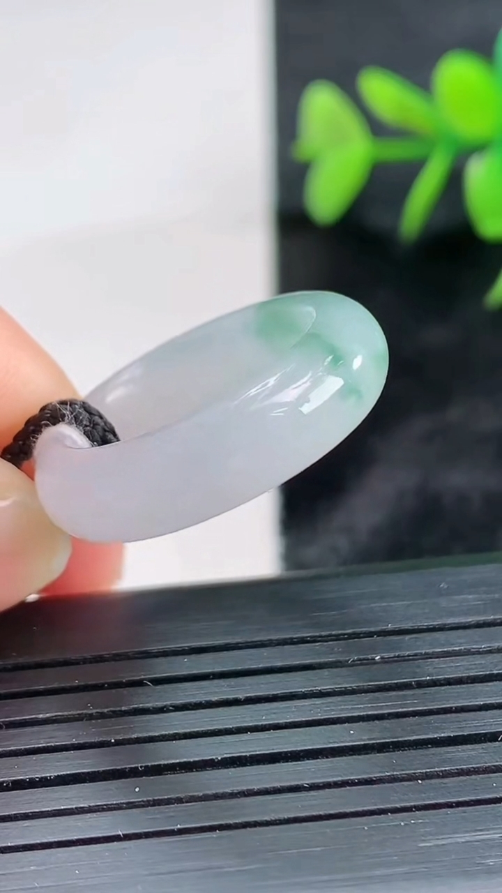 天然A货翡翠冰种飘花指环戒指尺寸16.6-6.1-3.9重量:4.21g2026年3月28日
工厂直销收藏佳品,种好水足，色泽均匀，有种有色，上手高大气！