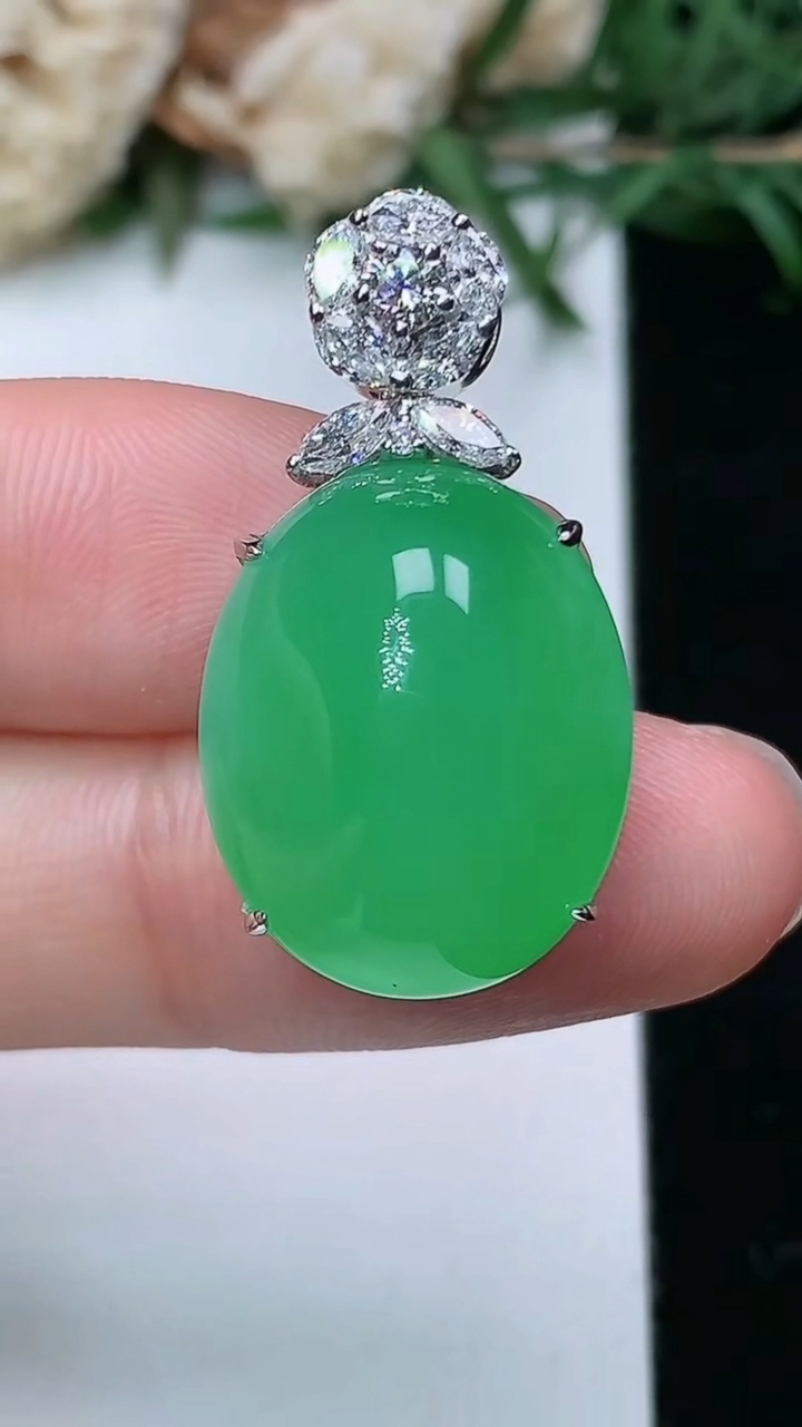 天然A货翡翠蛋面吊坠，尺寸28.2-18.4-15.3-12.6，重量:8.03g
3月28日