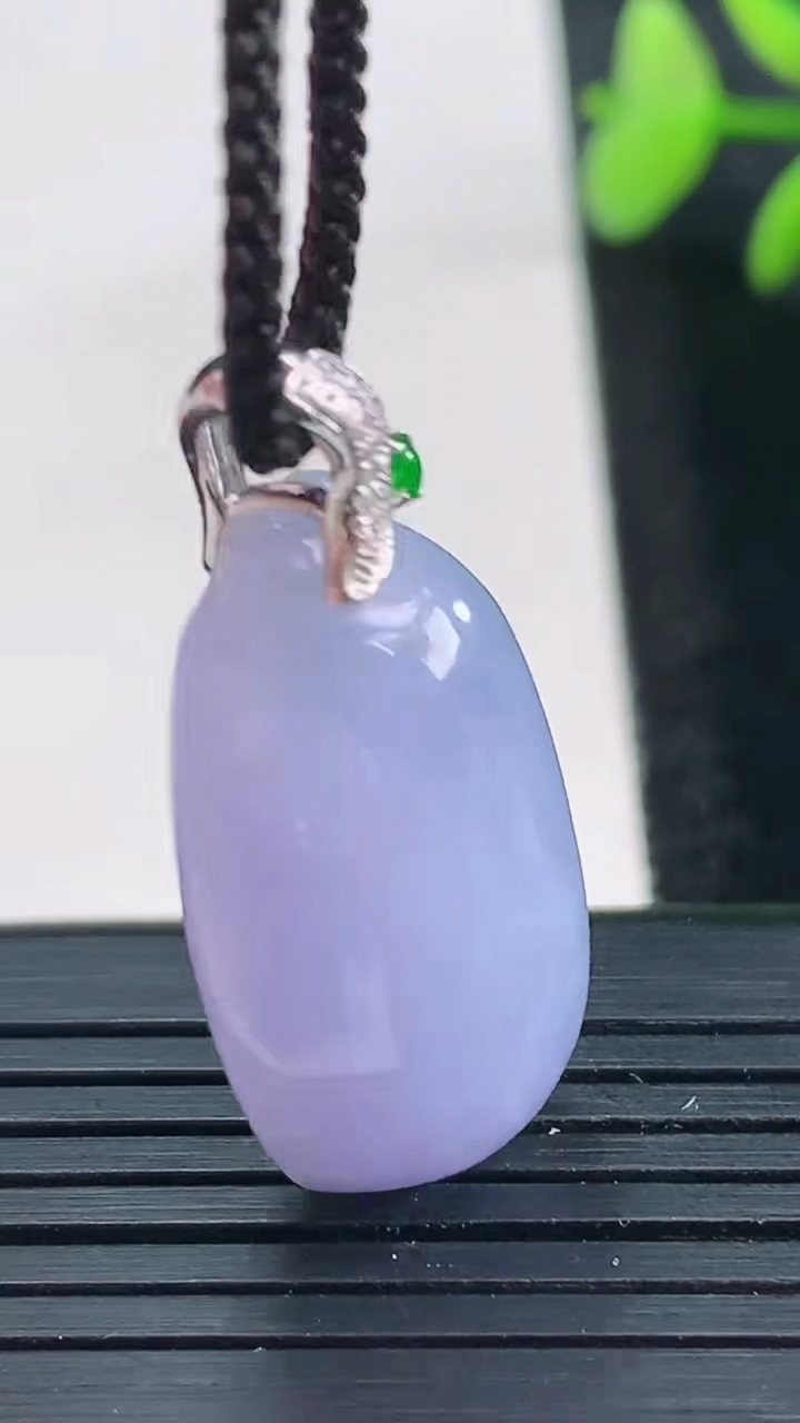 天然A货翡翠18K金紫罗兰福瓜吊坠尺寸27.5-16-11.4重量:9.82g
3月28日