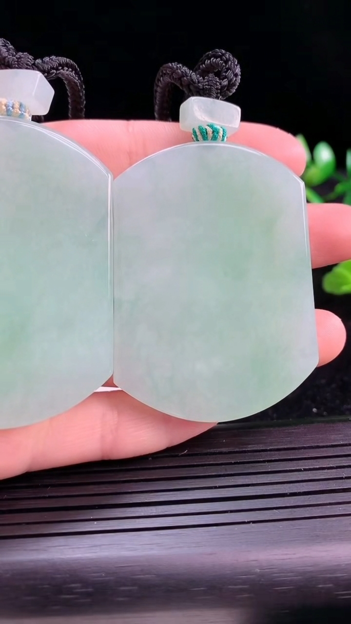 天然A货翡翠无事牌吊坠一对尺寸53.8-40.3-5.7重量:43.03g
3月28日