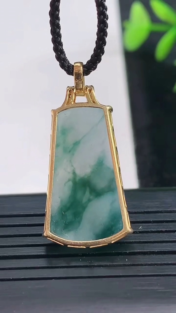 天然A货翡翠种飘花无事牌吊坠尺寸24.5-14.2-5.6重量:4.16g
3月28日