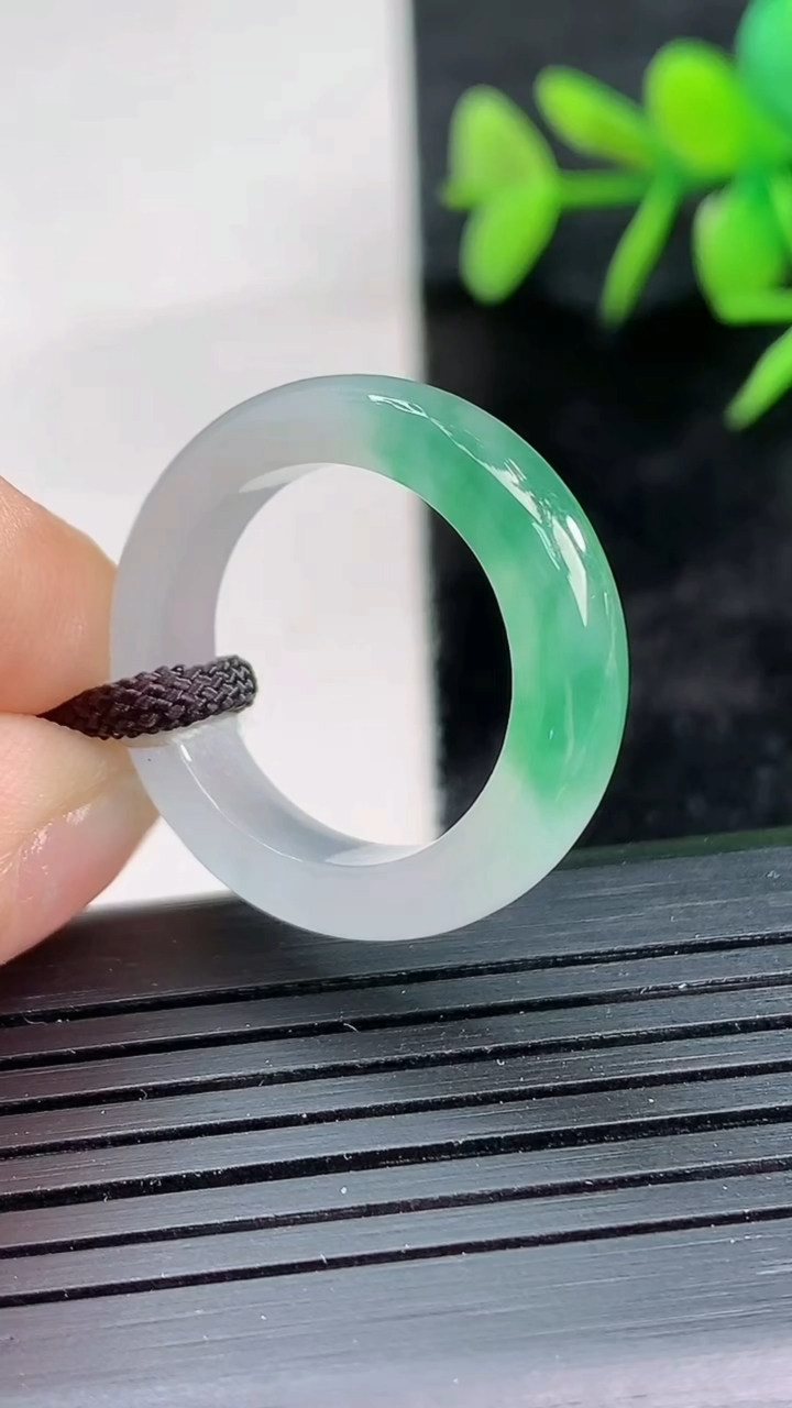 天然A货翡翠冰种飘花指环戒指尺寸17.6-5.6-3.6重量:4.08g2026年3月28日
工厂直