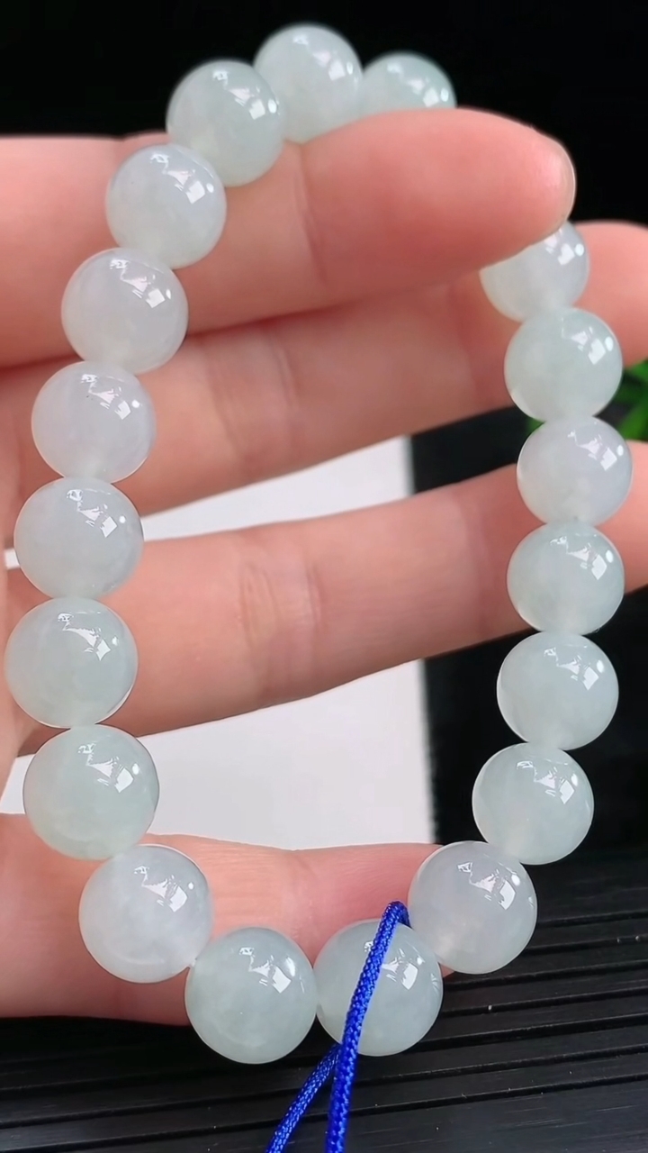 天然A货翡翠圆珠手串尺寸9.1-20颗重量:25.91g3月28日
工厂直销收藏佳品,种好水足，色泽