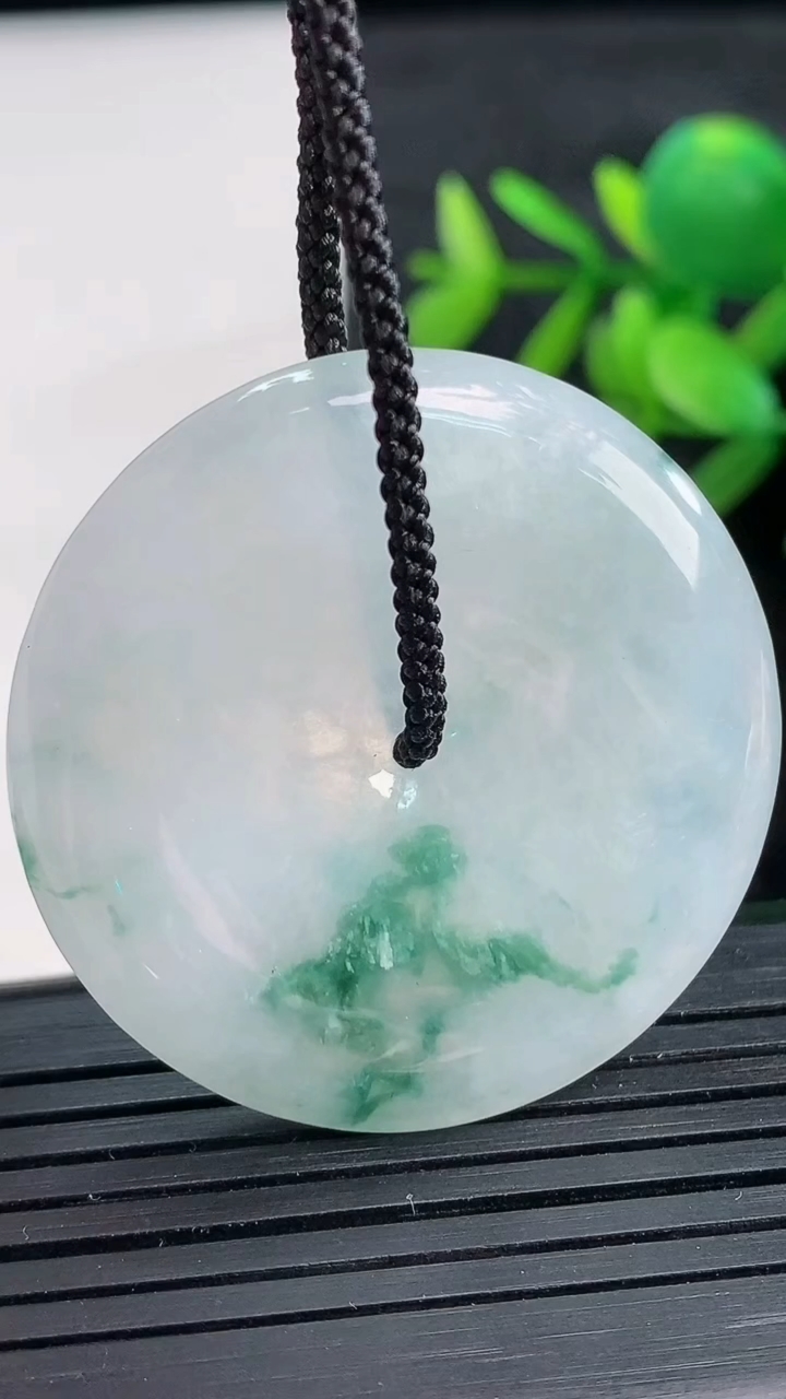 天然A货翡翠冰种飘花平安扣吊坠尺寸38.6-5.5重量:17.95g
3月28日