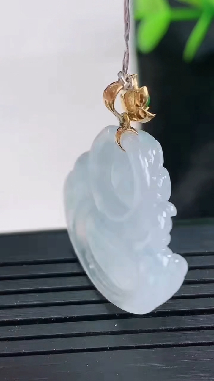 天然A货翡翠种白冰佛公吊坠尺寸21.9-26.4-6重量:5.67g
3月28日
