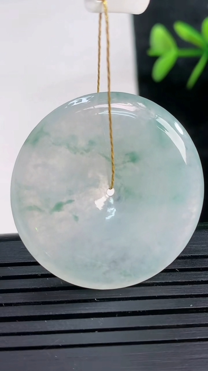 天然A货翡翠冰种飘花平安扣吊坠尺寸32.1-4.5重量:10.60g
3月28日