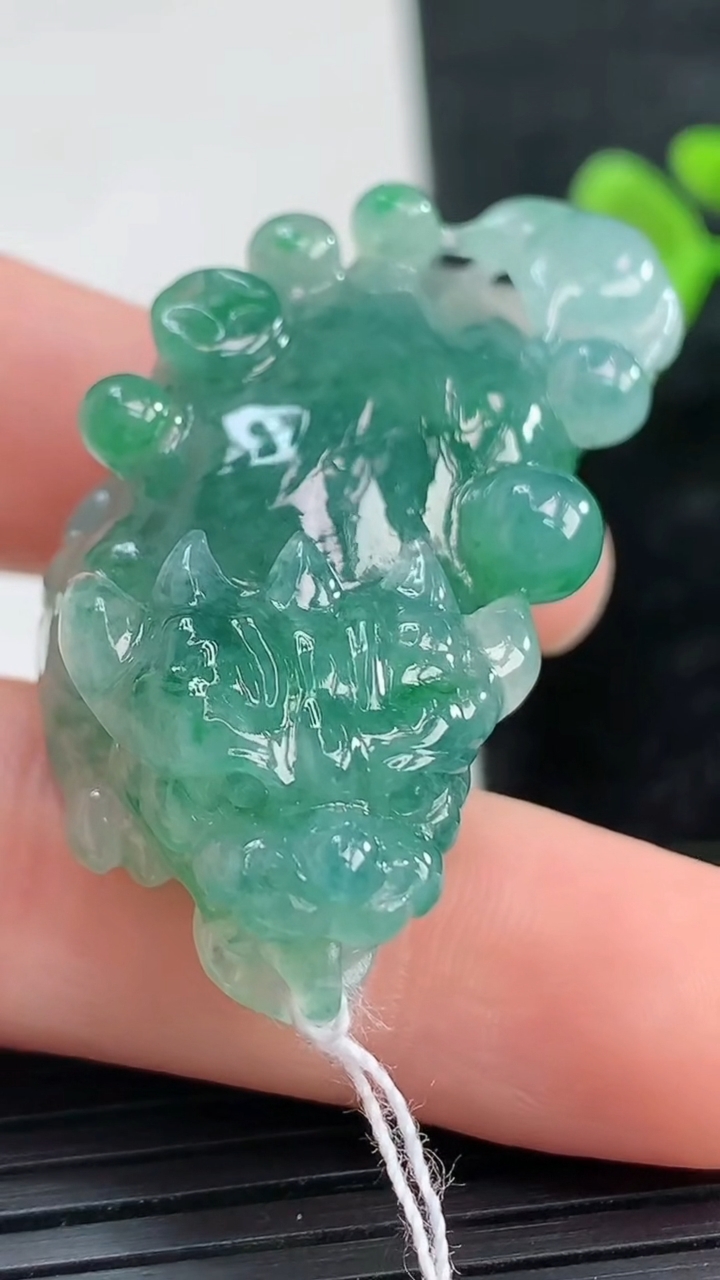 天然A货翡翠貔貅吊坠尺寸43.2-20.2-12.3重量:20.57g
3月28日