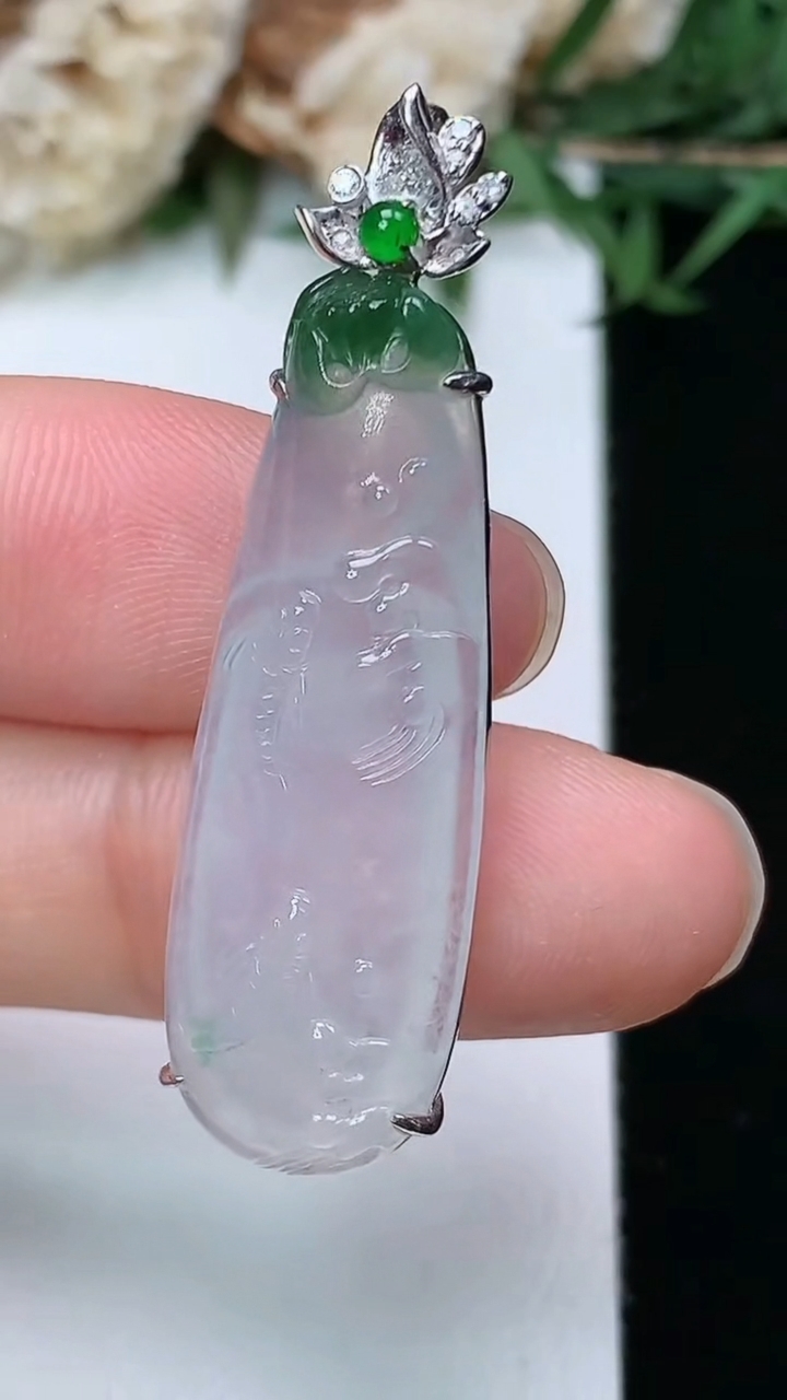 天然A货翡翠年年有余吊坠，尺寸33.5-11.6-6.6，重量:4.89g
3月28日