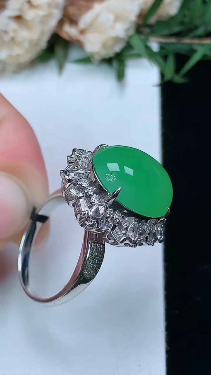 天然A货翡翠蛋面戒指 吊坠两用款，尺寸16.7-15.5-12.3，重量:8.44g2026年3月28日
工厂直销收藏佳品,种好水足，色泽均匀，有种有色，上手高大气！