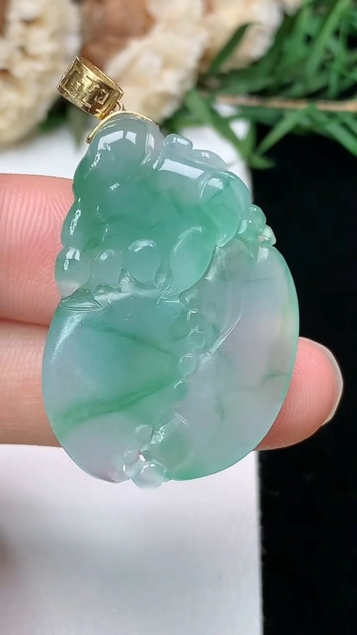 天然A货翡翠蟹钳吊坠，尺寸31.5-22.4-6.9，重量:7.80g
3月28日