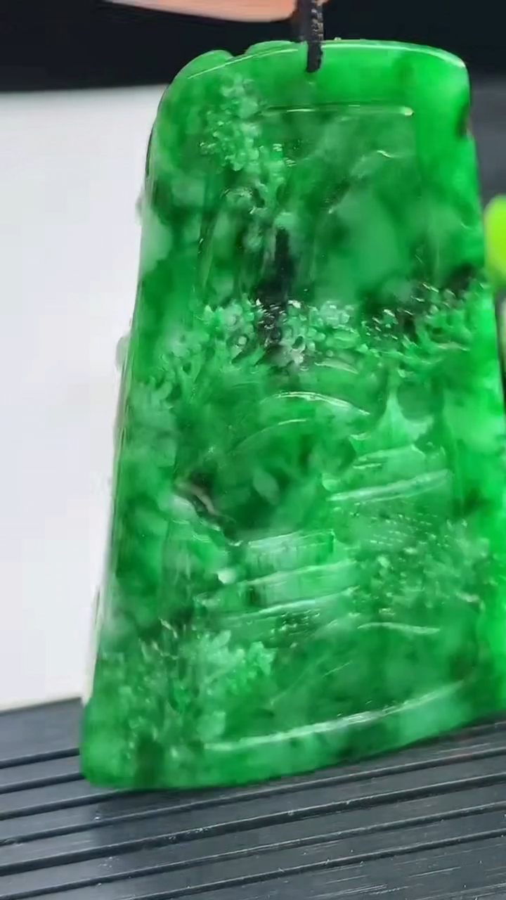 天然A货翡翠山水牌吊坠尺寸53.7-34.1-5.3重量:17.90g
3月28日