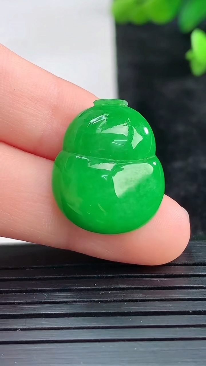 天然A货翡翠葫芦镶嵌件尺寸21.6-18.2-7.6重量:5.00g
3月28日
