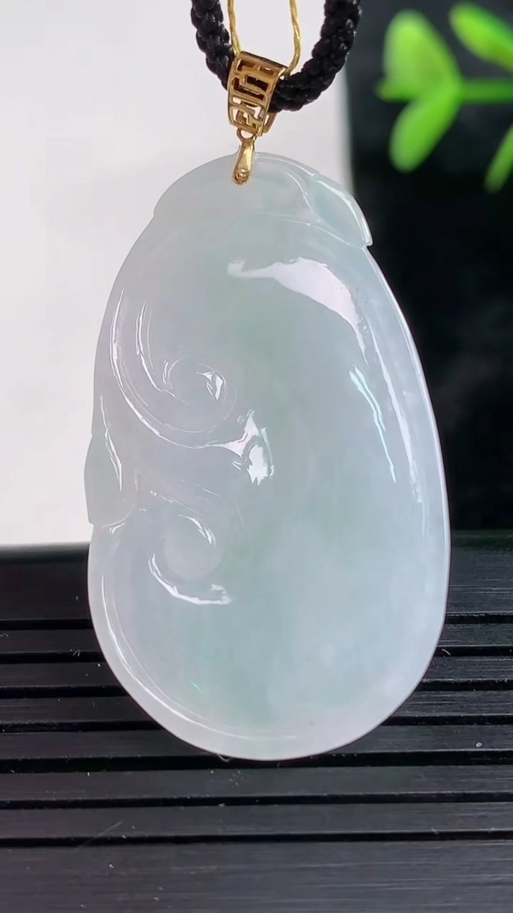 天然A货翡翠如意吊坠尺寸36.1-21.4-9.4重量:8.97g
3月28日