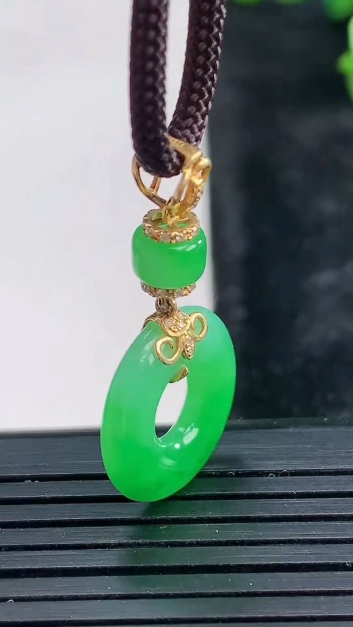 天然A货翡翠平安环吊坠尺寸16.4-3.6重量:2.69g
3月28日