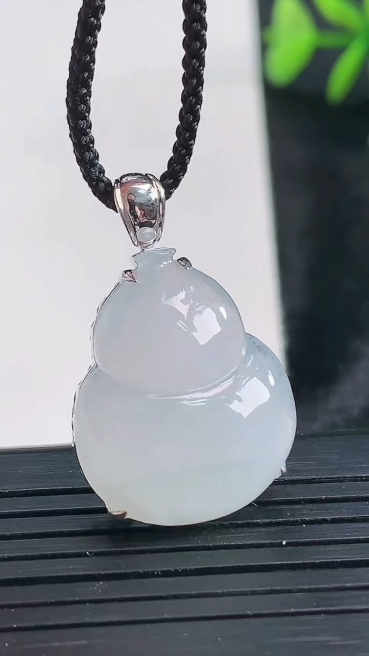 天然A货翡翠种飘花葫芦吊坠尺寸28.6-18.5-8.6重量:4.85g
3月28日