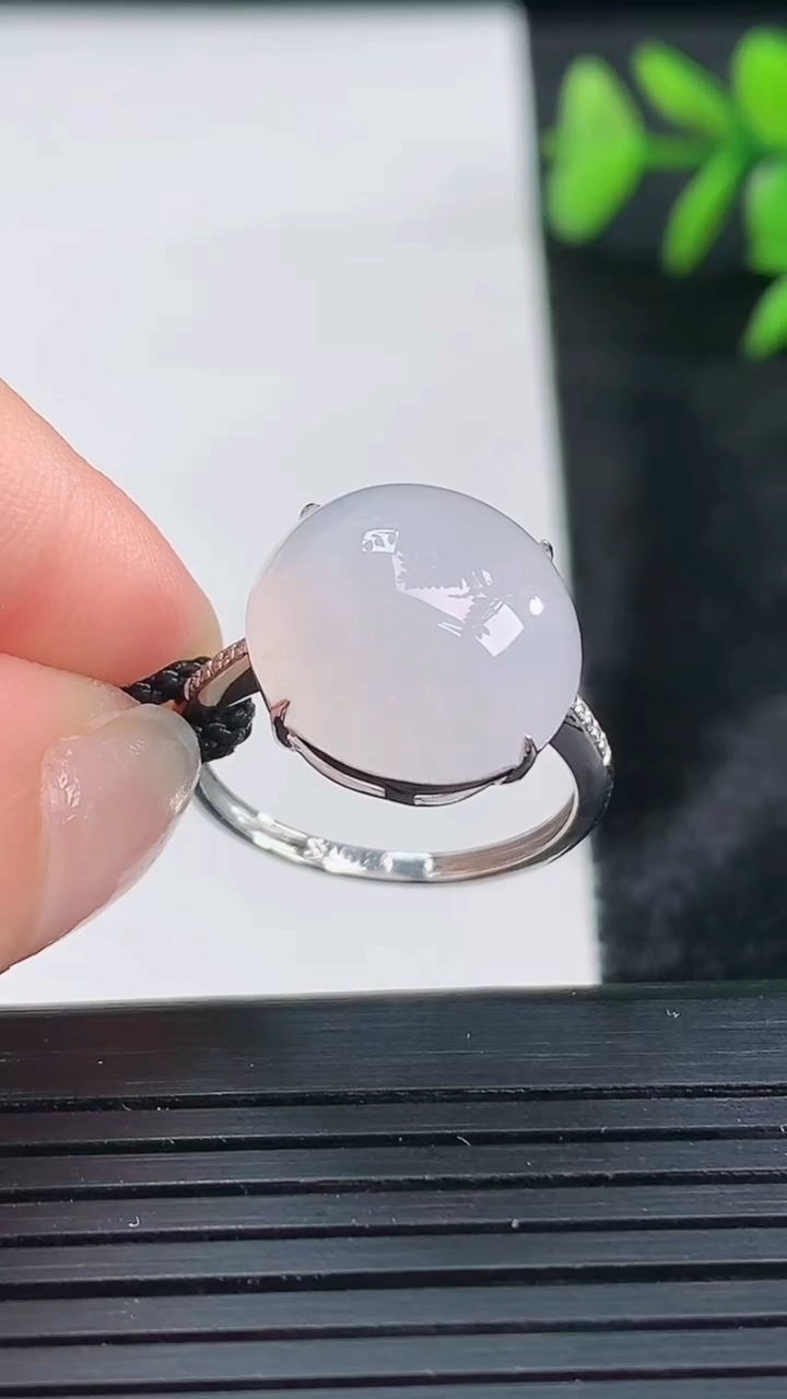 天然A货翡翠种白冰蛋面戒指尺寸17.7-14重量:3.58g2026年3月28日
工厂直销收藏佳品,
