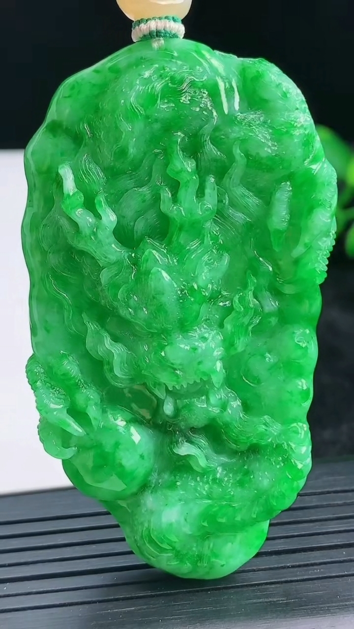 天然A货翡翠龙牌吊坠尺寸66-36.5-10.1重量:43.17g
3月28日