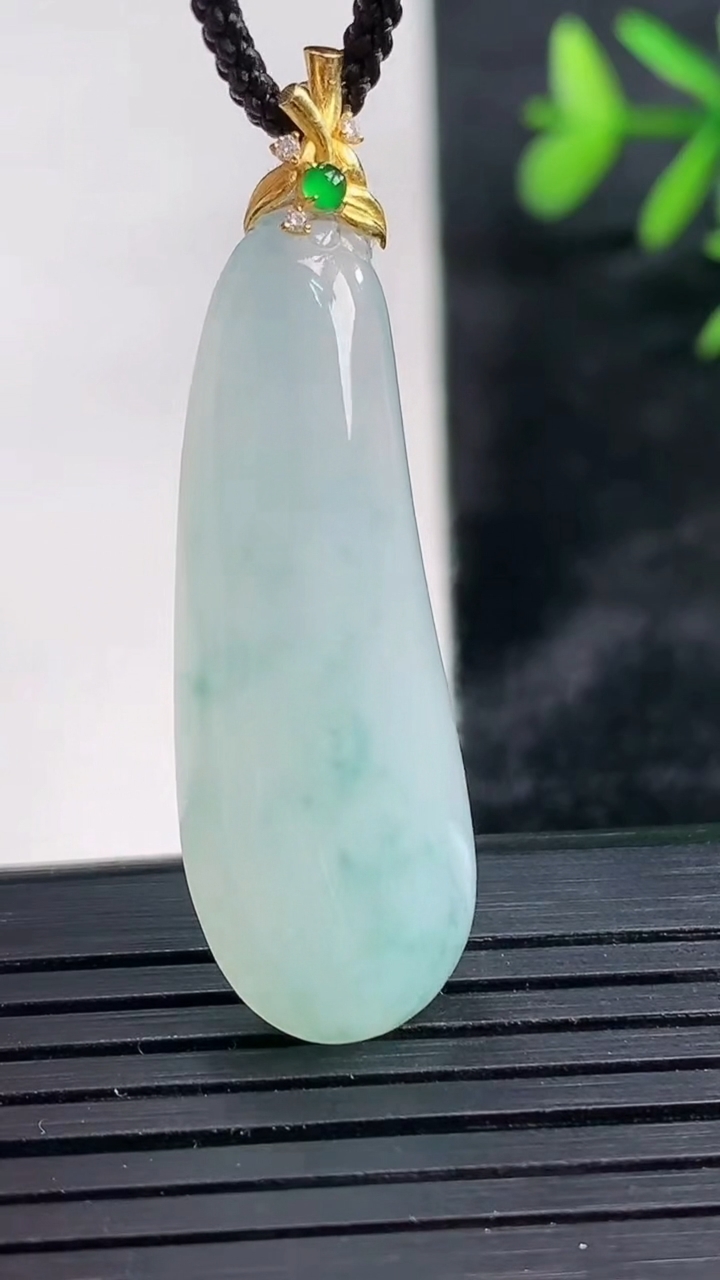 天然A货翡翠种飘花福瓜吊坠尺寸36.8-12.9-6.5重量:5.93g
3月28日