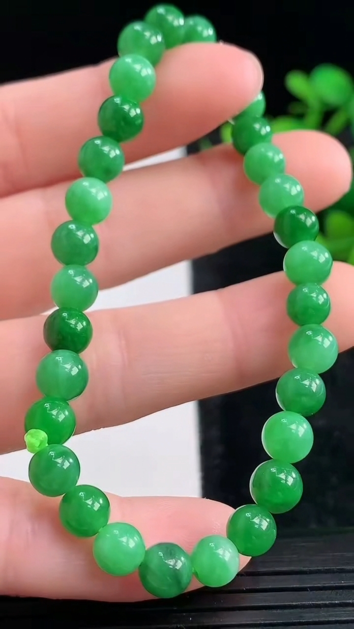 天然A货翡翠圆珠手串尺寸5.8-30颗重量:9.79g3月28日
工厂直销收藏佳品,种好水足，色泽均匀，有种有色，上手高大气！