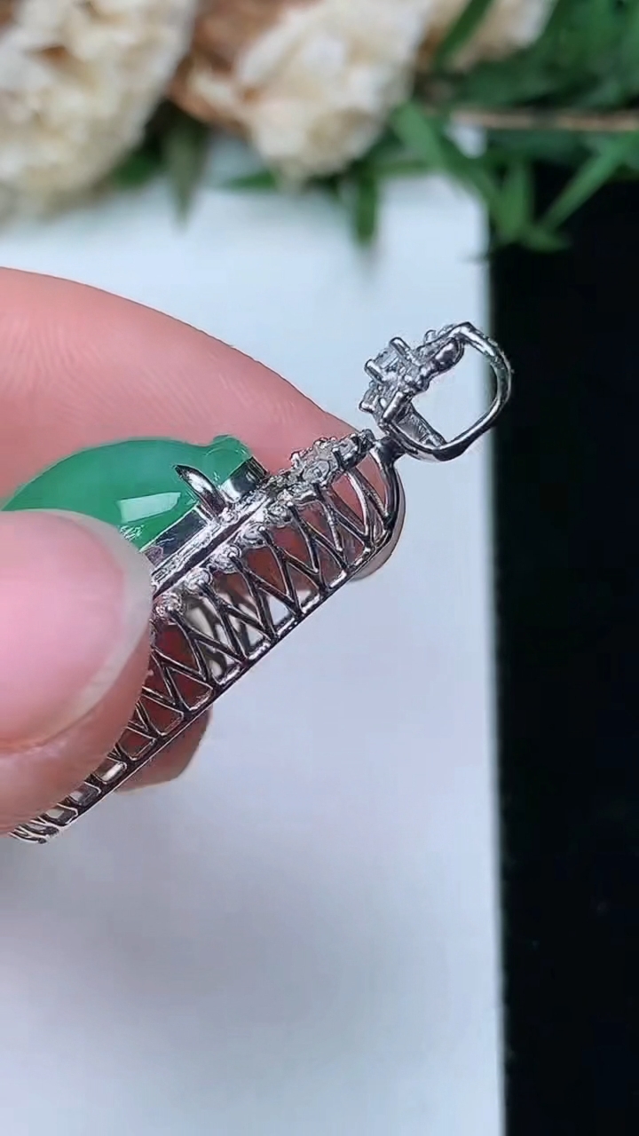 天然A货翡翠福瓜吊坠，尺寸31.7-16.3-13，裸石18-11.6，重量:5.36g
3月28日