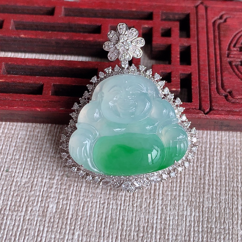 天然A货翡翠18K金伴钻镶嵌飘绿佛公吊坠 
尺寸34.5-28-12.5裸石19.8-23mm 重量9.00g 0326