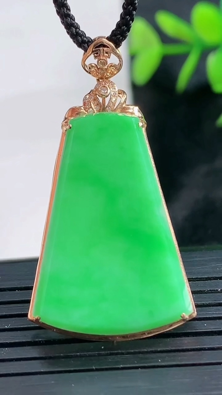 天然A货翡翠无事牌吊坠尺寸39.6-21.3-6.1重量:3.24g
3月28日