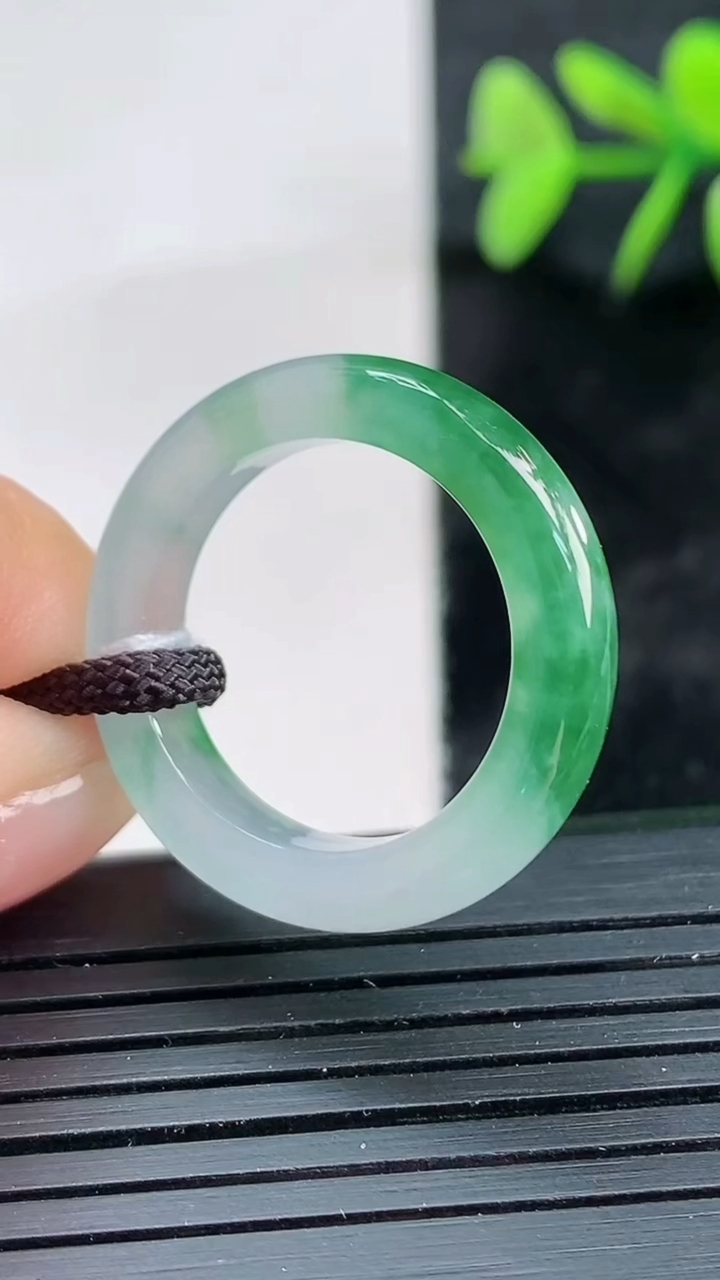 天然A货翡翠指环戒指尺寸19-4.5-3.6重量:3.62g2026年3月28日
工厂直销收藏佳品,